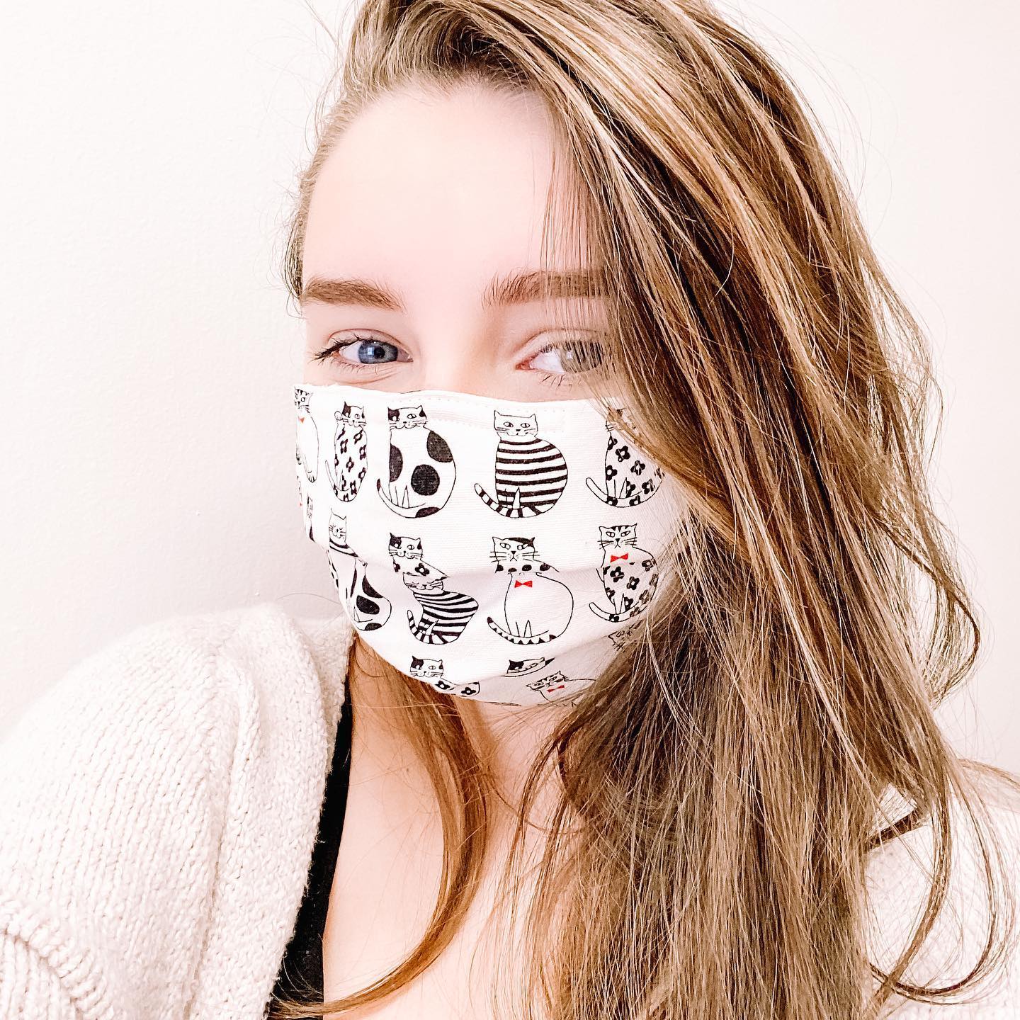 Young woman wearing a Facemask